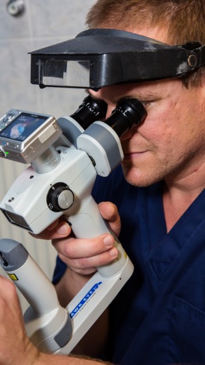 Dr. Lévai Péter szemészeti vizsgálat közben